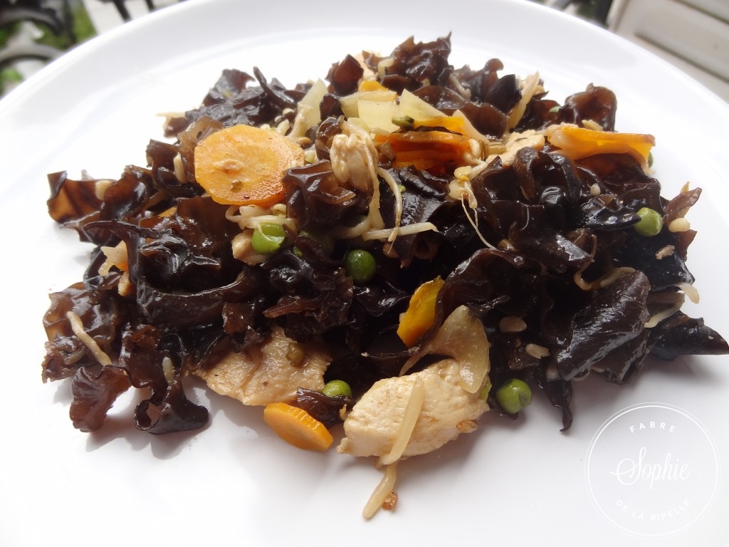 Champignons noirs et porc sautés : un plat simple et délicieux à faire  aussi avec du poulet 