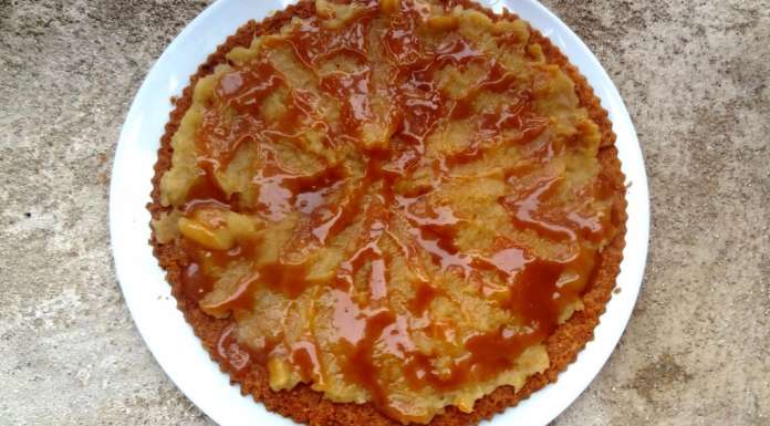 Tarte à la compote et au caramel coulant