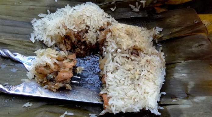 Riz gluant fourré au saumon en feuilles de bananier 0