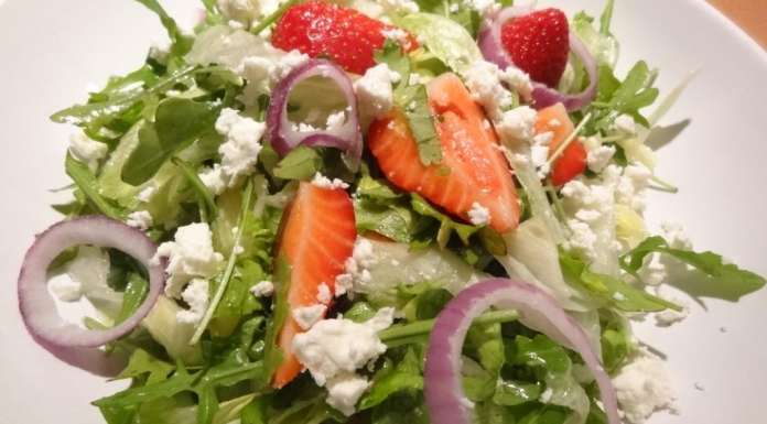 Salade de fraises, roquette et feta 8