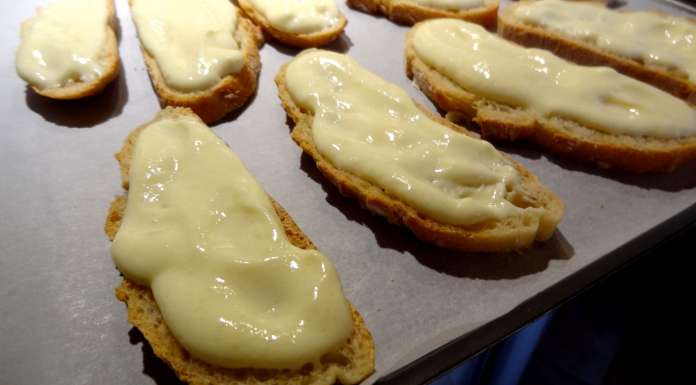 tartines-chaudes-au-fromage-frais-et-confiture-6