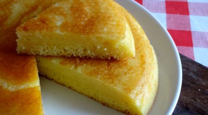 Ce gâteau de semoule à la poêle est une très belle recette kabyle parfumée à la fleur d'oranger ...