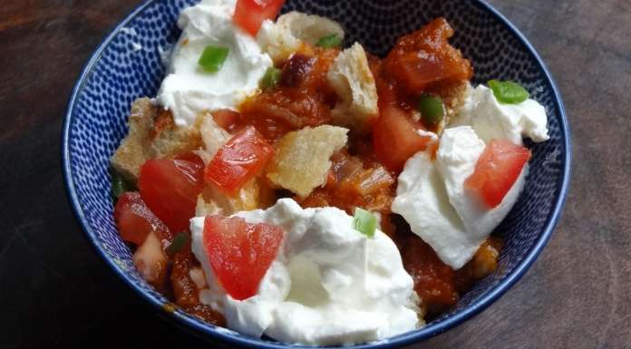 salade de pain à la sauce tomate