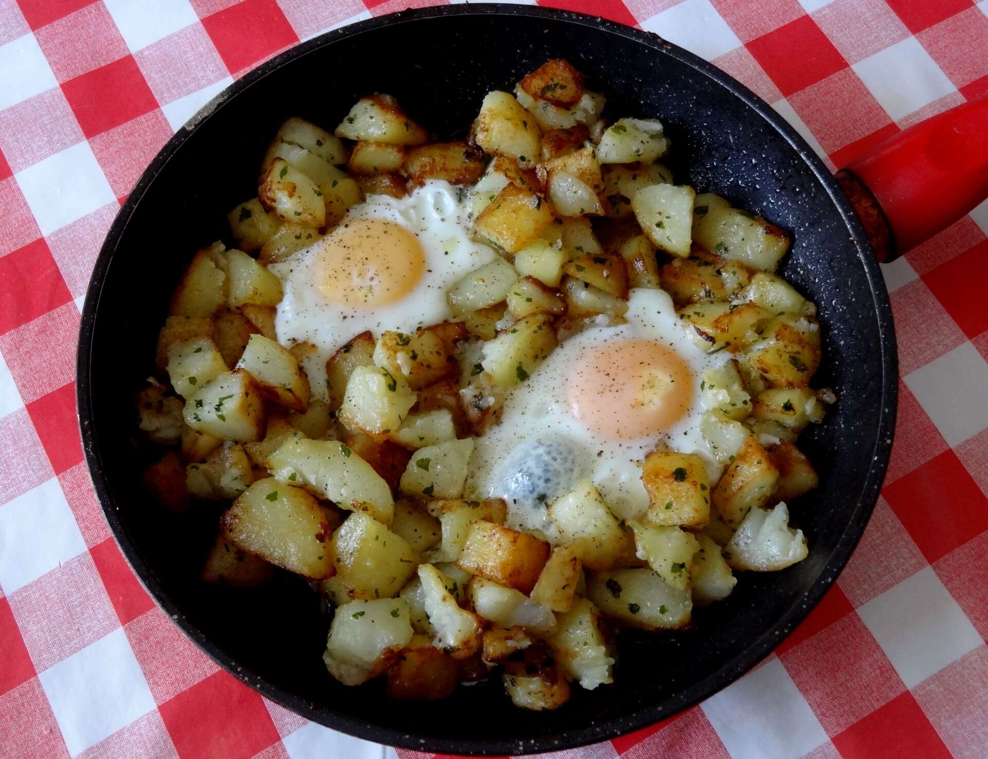 Recettes russes poêlée de pommes de terre aux oeufs