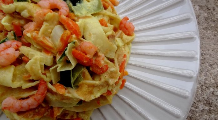 Tagliatelles de crêpes aux crevettes et légumes