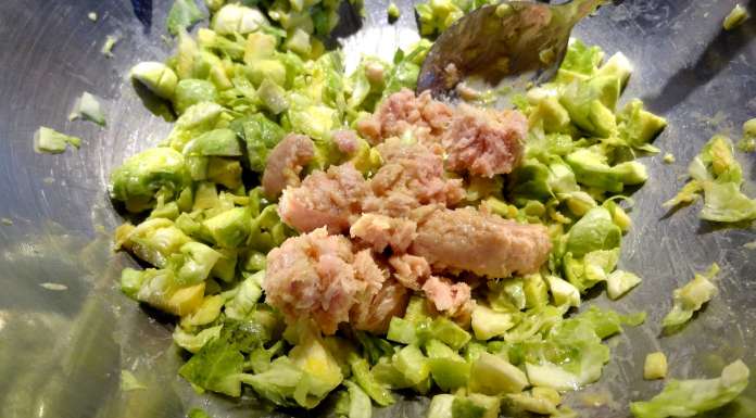 ajouter le thon pour la salade de choux de Bruxelles au thon