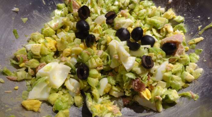 ajouter les olives pour la salade de choux de Bruxelles au thon