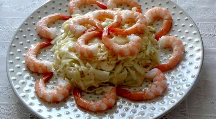 Décorer le coleslaw keto avec des crevettes et servir.