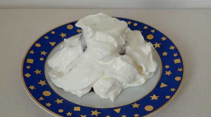 Chantilly à la vanille keto sur un gâteau minute au chocolat