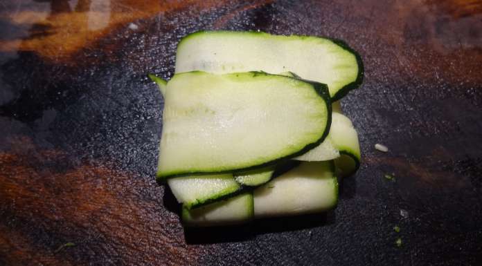 Fin du pliage d'un raviolis de courgettes à la ricotta