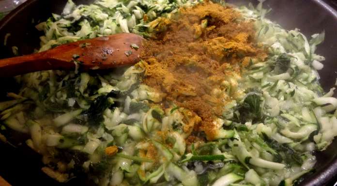 La poudre de curry pour le curry de crevettes et oeufs aux orties et courgettes