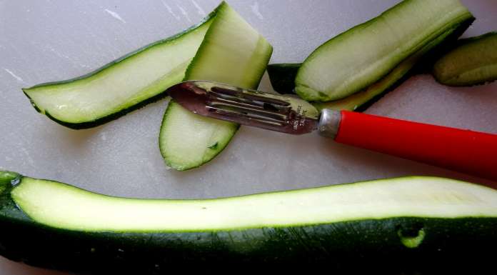 Faire des tagliatelles de courgette à l'économe