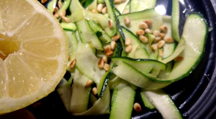 salade de courgette arroser de jus de citron