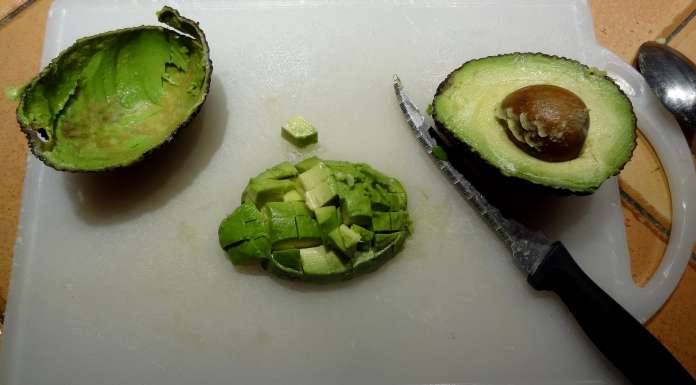 salade de crevettes avocat et tomate préparer l'avocat