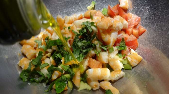 Assaisonner la salade de crevettes avocat et tomate