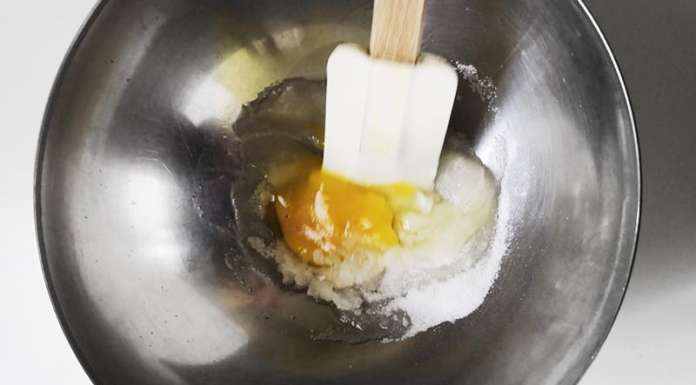 Mélanger les premiers ingrédients de la tarte à la pâte à tartiner et chantilly 