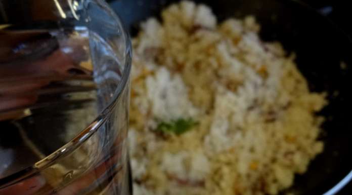 verser l'eau pour finir de cuire le upma keto