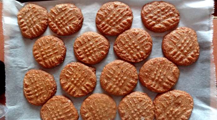 Enfourner les biscuits keto beurre de cacahuète pour 15 minutes