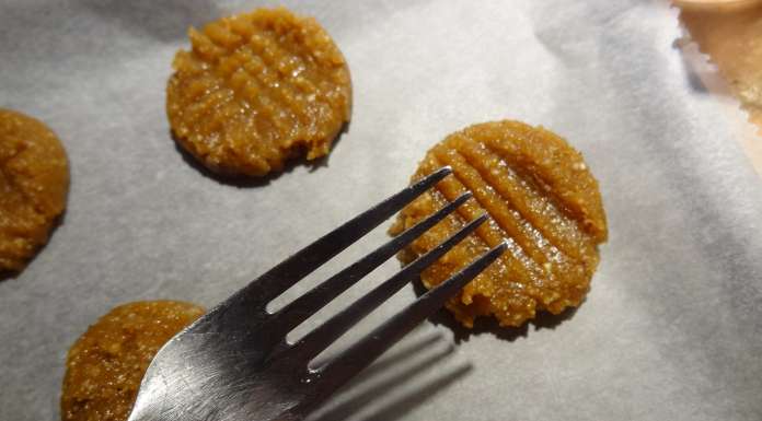 Donner une forme aux biscuits keto beurre de cacahuète grâce à une fourchette