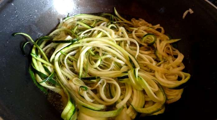 Cuire les zoodles pour faire des zoodles-frites-aux-sardines