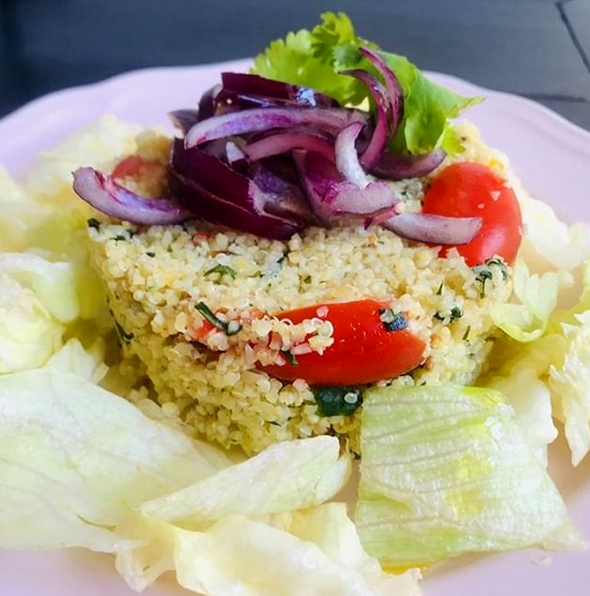 recettes équatoriennes salade de quinoa tomates et oignons marinés