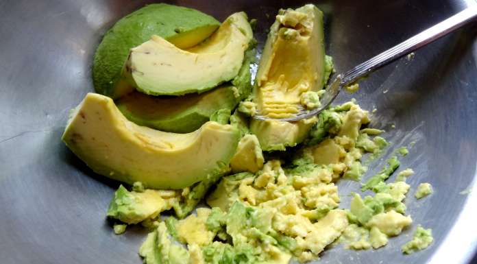 écraser la chair pour faire un guacamole