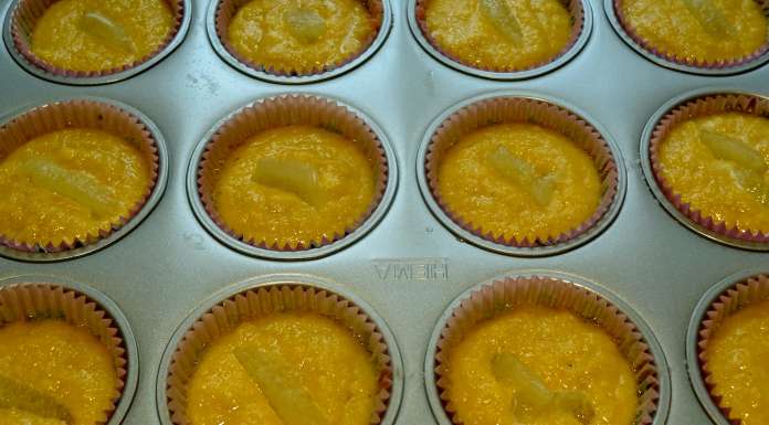 Verser la pâte des Muffins au citron entier dans les caissettes en papier