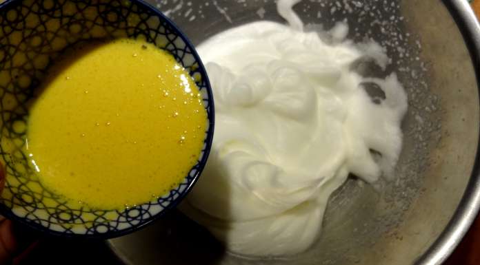 omelette soufflée à la fleur d'oranger incorporer les jaunes aux blancs en neige