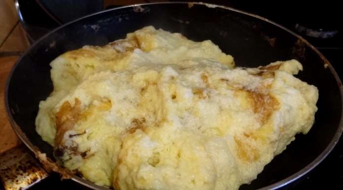 Faire cuire l'omelette soufflée à la fleur d'oranger