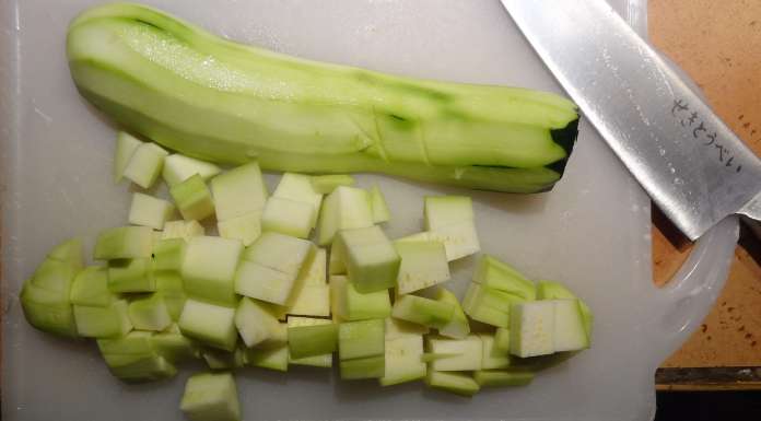 Couper la courgettes en cubes pour le velouté de courgettes aux épices