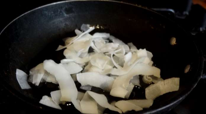 Finir le topping du velouté de courgettes aux épices avec des lamelles de coco frites