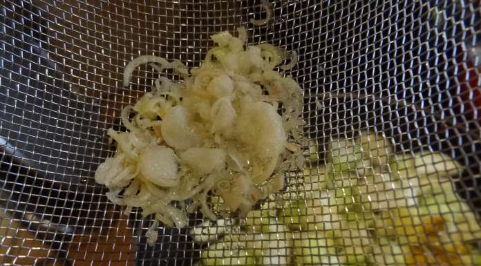 Aujouter la citronnelle dans le velouté de courgettes aux épices