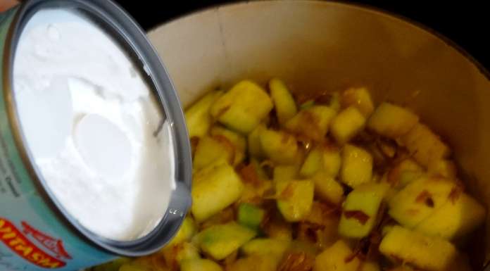 Puis verser le lait de coco pour faire le velouté de courgettes aux épices