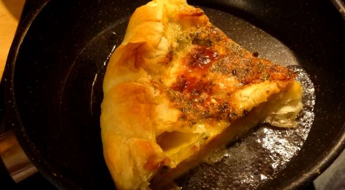 Comment réchauffer une tarte poser la part de tarte dans la poêle