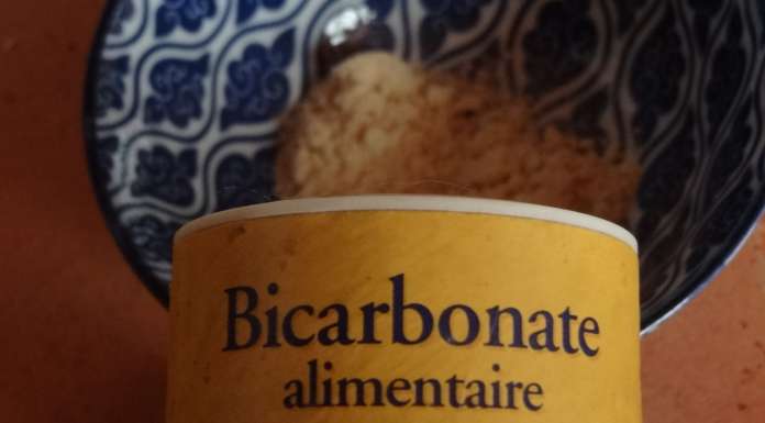 Verser le bicarbonate de soude