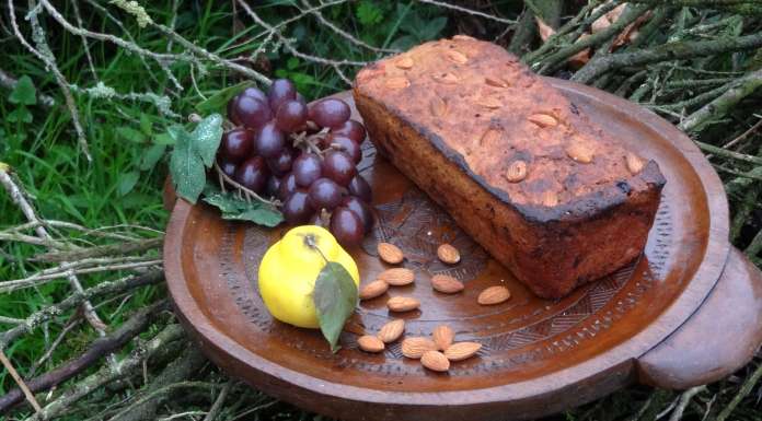 Laisser jusqu'au lendemain pour déguster le Gâteau aux coings épeautre amandes et raisins secs