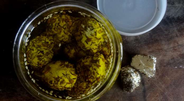 Boules de yaourt aux herbes dans l'huile d'olive