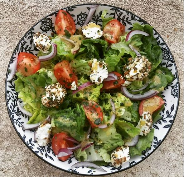 Boules de yaourt aux herbes dans une salade