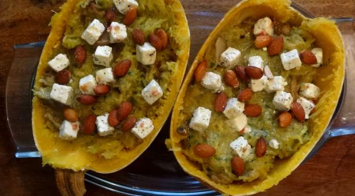 Terminer avec la feta et les amandes pour la garniture de la courge spaghetti farcie aux cèpes