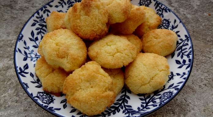 Laisser refroidir les macarons à la noix de coco