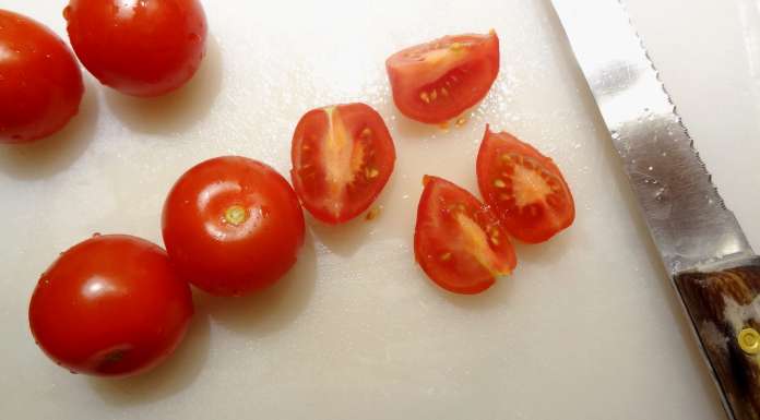 Couper les tomates en bouchées