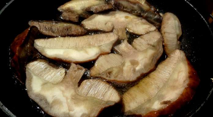 Etaler les tranches de champignons dans la poêle chaude