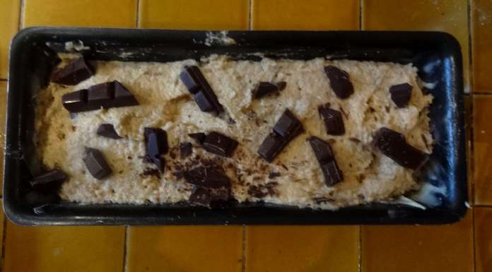 Verser la pâte du Gâteau aux coings petit épeautre chocolat dans le moule