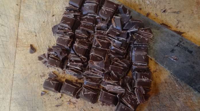 Casse le chocolat pour le Gâteau aux coings petit épeautre chocolat 