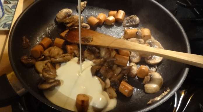 Pour terminer les knacks aux champignons à la crème ajouter la crème liquide