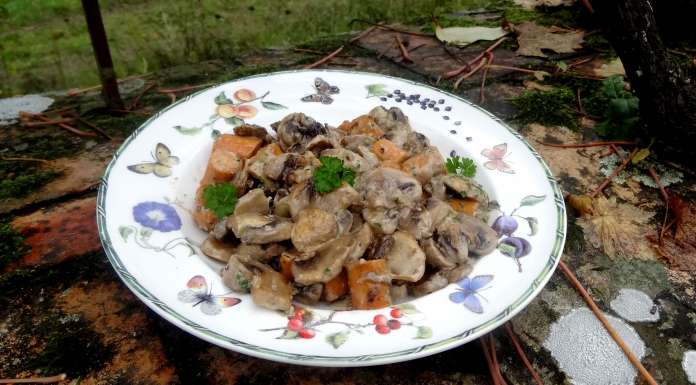 Servir les knacks aux champignons à la crème bien chaudes au sortir de la poêle