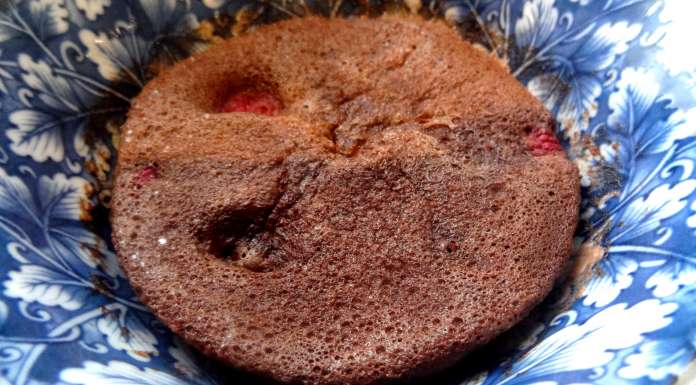 Apparence du Mugcake keto chocolat framboises cuit