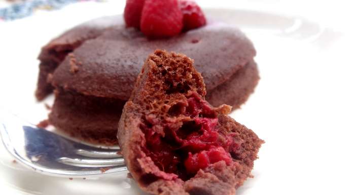 Mugcake keto chocolat framboises détail intérieur