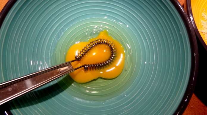 battre l'oeuf dans une assiette creuse