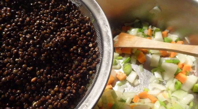 verser les lentilles beluga dans les légumes